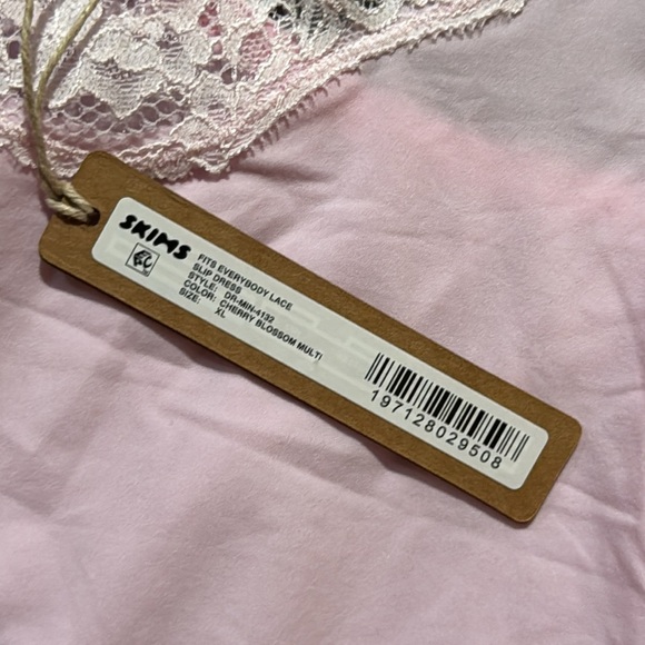 Skims fits everybody laced slip dress ‘cherry blossom’ RARE!!!! LIMITED EDITION - Picture 3 of 9